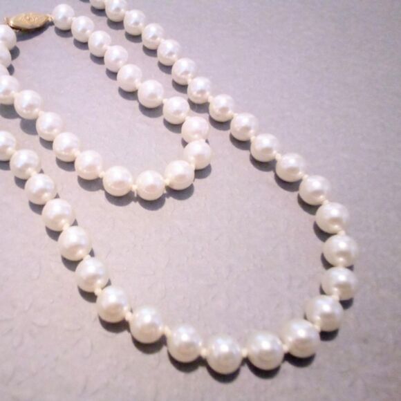 Vintage Hand Knotted White Faux Pearl Necklace and Bracelet Demi Set - Picture 3 of 4